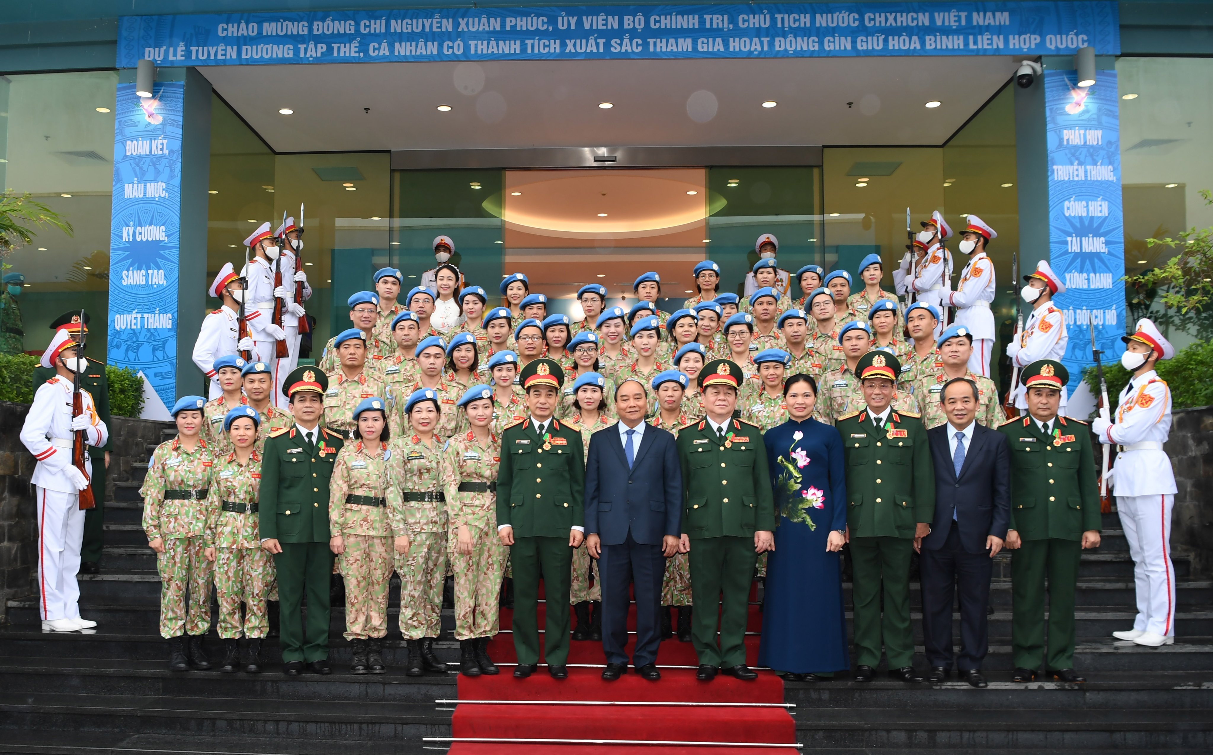 Chủ tịch nước Nguyễn Xuân Phúc, Đại tướng Phan Văn Giang chụp ảnh lưu niệm tại Lễ tuyên dương lực lượng gìn giữ hòa bình Liên hợp quốc.